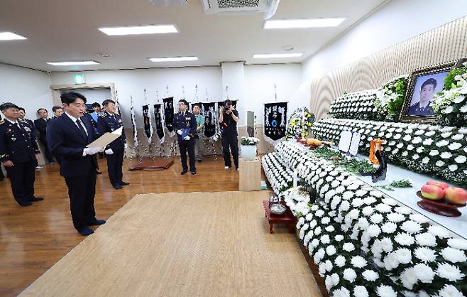 강훈식 대통령비서실장이 12일 인천 동구의 한 장례식장에 마련된 해양경찰관 고(故) 이재석 경사 빈소를 찾아 이재명 대통령의 조전을 대독하는 모습. 연합뉴스