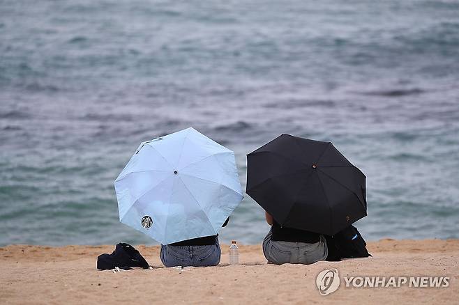 비 내리는 강릉 (강릉=연합뉴스) 류호준 기자 = 12일 강원 강릉시 강문해변에서 시민들이 우산을 쓰고 바다를 바라보고 있다.
강릉지역은 최근 극심한 가뭄이 이어지고 있다. 2025.9.12 ryu@yna.co.kr