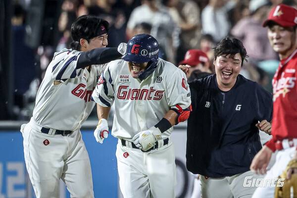 끝내기 안타의 기쁨!(사진=롯데)