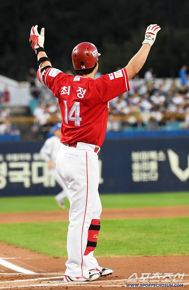 깜짝 놀란 최정은 두 팔을 올렸다. /