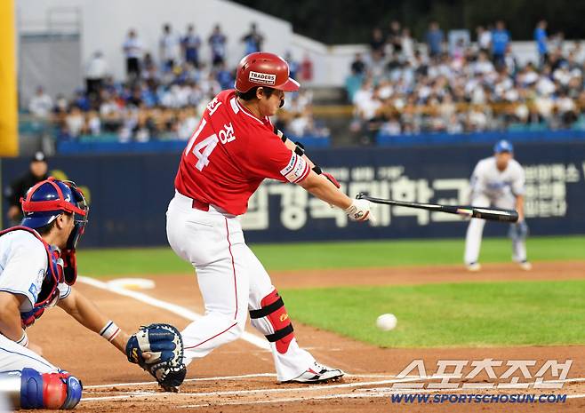 삼성 선발 후라도 체인지업에 반응했던 SSG 최정, 헛스윙 순간 손에서 배트가 빠지고 말았다.
