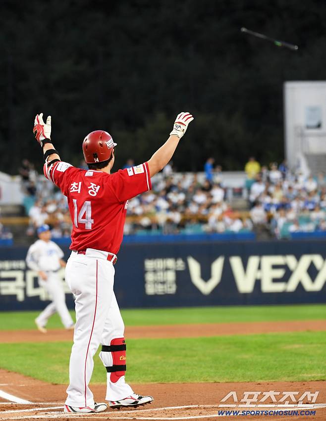 손에서 빠진 최정의 배트는 내야를 건네 아무도 없는 곳에 떨어졌다.