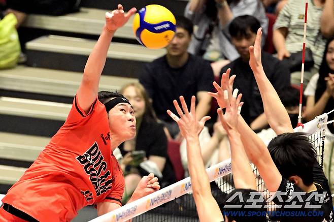 OK저축은행 전광인이 친정팀 현대캐피탈을 상대로 스파이크를 날리고 있다. 사진제공=KOVO