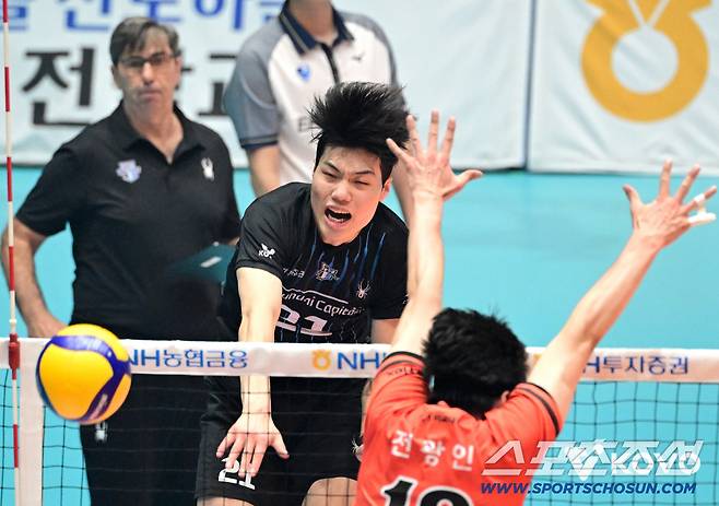 현대캐피탈 손찬홍이 스파이크를 날리고 있다. 사진제공=KOVO