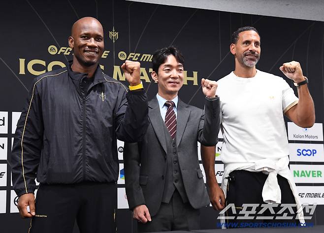 '2025 아이콘매치: 창의 귀환, 반격의 시작' 이벤트 매치가 13일 오후 서울 상암월드컵경기장에서 열렸다. 디디에 드로그바와 리오 퍼디난드가 경기 전 인터뷰를 마친 후 넥슨 박정무 부사장과 함께 포즈 취하고 있다. 상암=정재근 기자 cjg@sportschosun.com/2025.9.13/