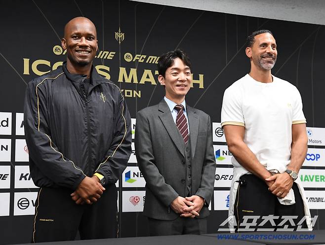 '2025 아이콘매치: 창의 귀환, 반격의 시작' 이벤트 매치가 13일 오후 서울 상암월드컵경기장에서 열렸다. 디디에 드로그바와 리오 퍼디난드가 경기 전 인터뷰를 마친 후 넥슨 박정무 부사장과 함께 포즈 취하고 있다. 상암=정재근 기자 cjg@sportschosun.com/2025.9.13/