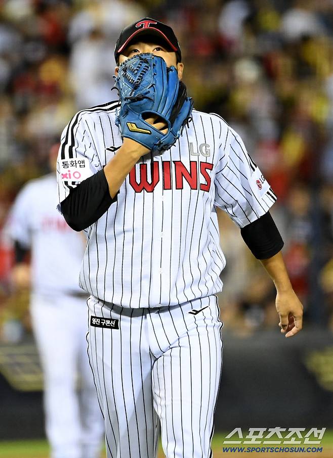 13일 잠실야구장에서 열린 KIA와 LG의 경기, 8회초 투구를 마친 송승기가 발걸음을 옮기고 있다. 잠실=허상욱 기자wook@sportschosun.com/2025.09.13/