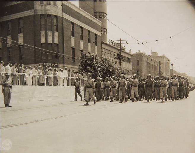 1948년 8월 15일 대한민국 정부 수립 기념식에서 사열하는 국방경비대. 여순 사건 이후 남로당 세포를 숙군한 이후에야 반공 국군으로 거듭났다. /국사편찬위원회