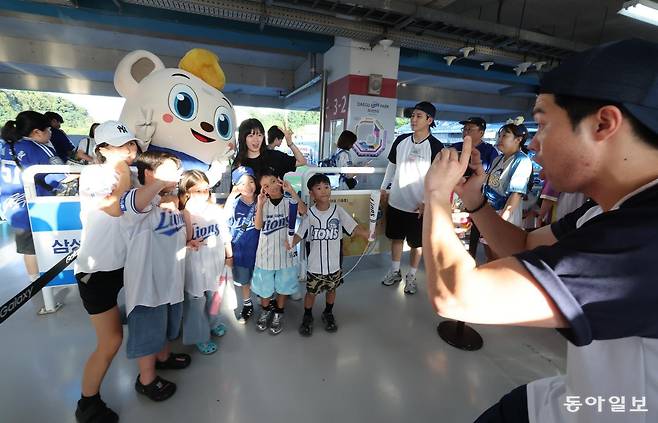 삼성 마스코트 ‘라온’과 기념사진을 촬영하고 있는 어린이 팬들 모습. 대구=장승윤 기자 tomato99@donga.com