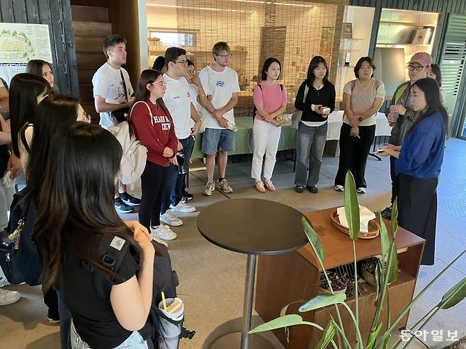 2025 농게더링 포럼에 참석한 경희대 재학생들이 이지현 대표(맨 오른쪽)의 설명을 듣고 있다. 괴산=신석호 기자 kyle@donga.com