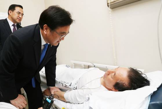 2018년 5월 10일 오후 우원식 당시 더불어민주당 원내대표가 '드루킹 특검'을 요구하며 8일째 단식농성 중 건강악화로 서울 여의도 한 병원 응급센터로 이송된 김성태 당시 자유한국당 원내대표를 방문해 대화를 나누고 있다. 연합뉴스