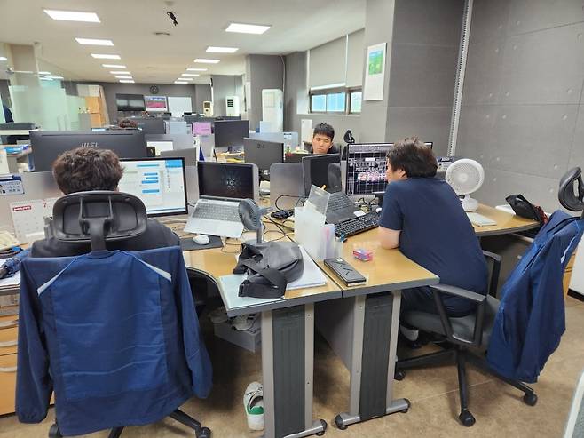 우신시스템 본사에서 직원들이 근무하고 있다. 우신시스템 제공