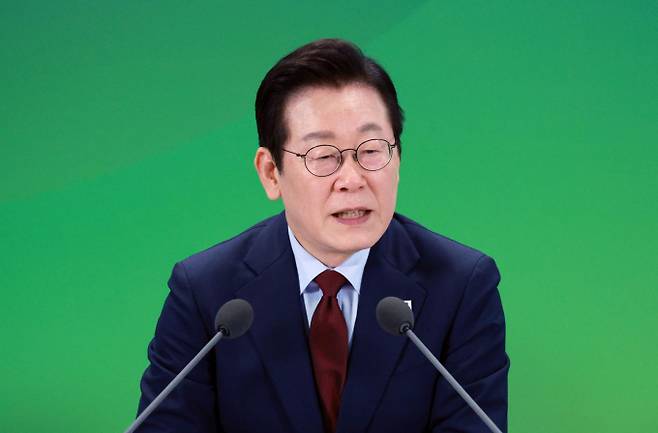 이재명 대통령이 강원 강릉시에 비가 내리자 13일 자신의 페이스북에 "참 반가운 소식이다. 강릉 시민들에게 조금이나마 위안이 되길 바란다:고 글을 올렸다. 사진은 지난 12일 이재명 대통령이 강원 춘천시 강원창작개발센터에서 열린 강원의 마음을 듣다 타운홀 미팅에서 발언하고 있는 모습. /사진=뉴시스