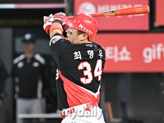 20일 오후 경기도 수원시 조원동 수원kt위즈파크에서 진행된 '2025 프로야구 KBO리그' kt위즈와 KIA타이거즈의 경기.기아 최형우가 6회초 2사 2루서 2점 홈런을 터뜨리고 있다./마이데일리