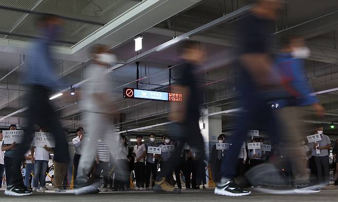 미국 이민 당국에 체포·구금됐다가 석방된 한국인 근로자들이 12일 오후 인천국제공항을 통해 귀국해 차량으로 이동하고 있다. 공동취재사진