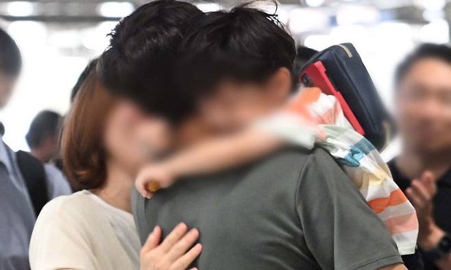 미국 이민당국에 의해 체포됐던 한국인 300여 명이 12일 인천국제공항 제2여객터미널을 통해 귀국해 가족들과 상봉하고 있다. 공동취재