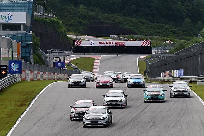 토요타 프리우스 PHEV 클래스 스타트 장면. 사진: 김학수 기자