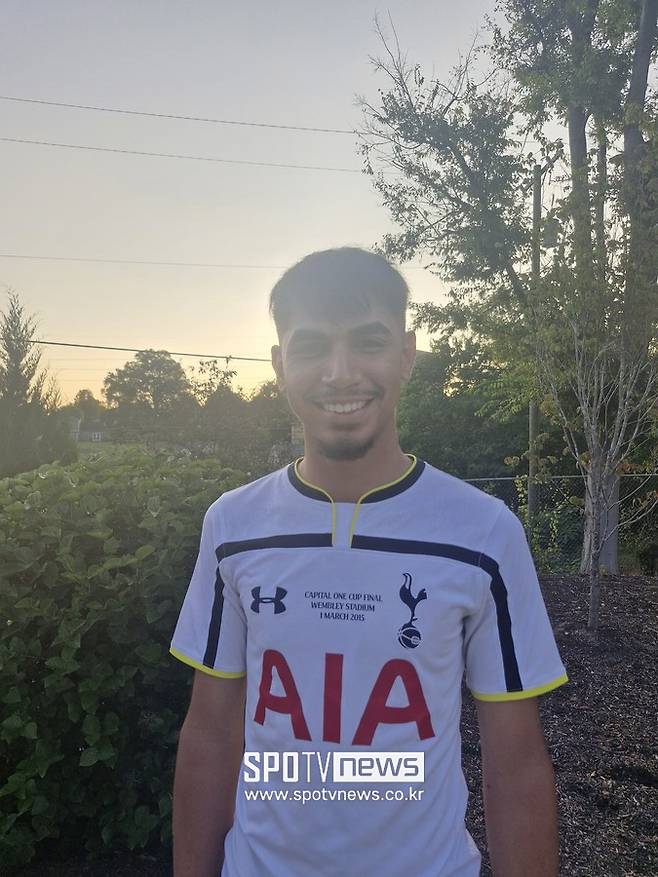 ▲ 토트넘 유니폼을 입고 경기장을 찾은 멕시코인 '디에고' ⓒ장하준 기자