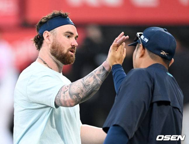 로건(왼쪽)과 이호준 감독이 하이파이브를 하고 있다.