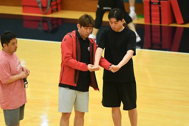 박구영(오른쪽) 코치와 대화를 나누는 양동근(가운데) 감독. /사진=KBL 제공