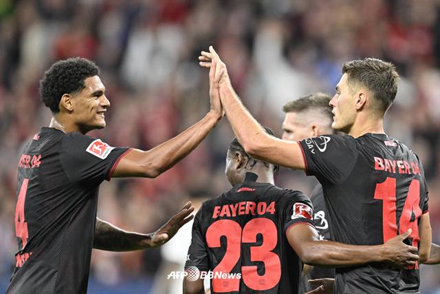 기뻐하는 레버쿠젠 선수단. /AFPBBNews=뉴스1