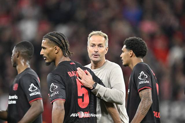 선수들을 독려하는 카스페르 휼만드 레버쿠젠 감독(가운데). /AFPBBNews=뉴스1