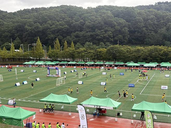 '제16회 대전 동구청장배 전국 풋살대회'에 참가한 선수들이 9월 13일 대전대 종합운동장에서 경기 시작 전 몸을 풀고 있다.(사진=심효준 기자)