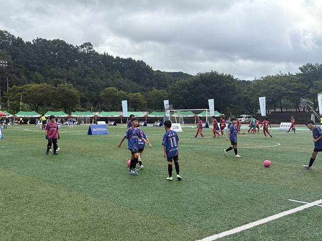 '제16회 대전 동구청장배 전국 풋살대회'에 참가한 선수들이 9월 13일 대전대 종합운동장에서 경기 시작 전 몸을 풀고 있다.(사진=심효준 기자)