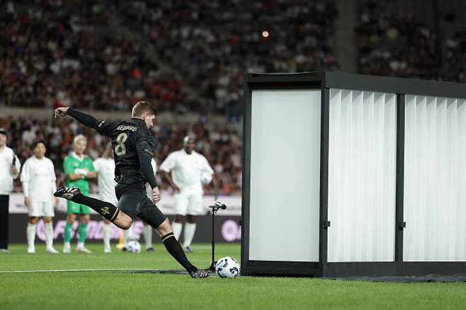 스티븐 제라드가 파워도르에 참가해 슈팅하고 있다. 사진=넥슨