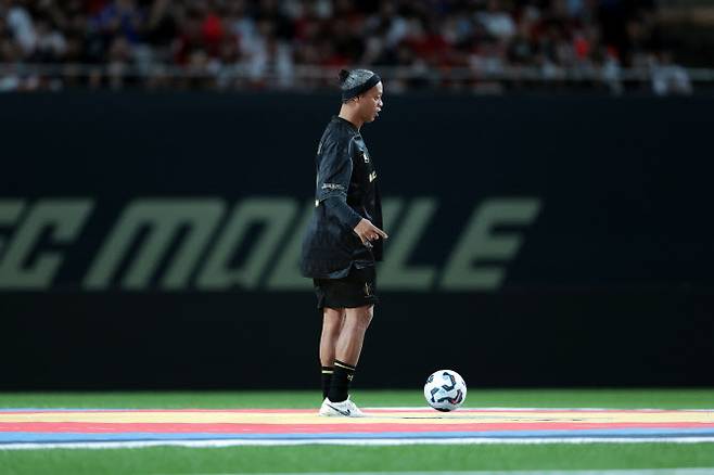 호나우지뉴가 터치 챌린지에 참여하고 있다. 사진=넥슨