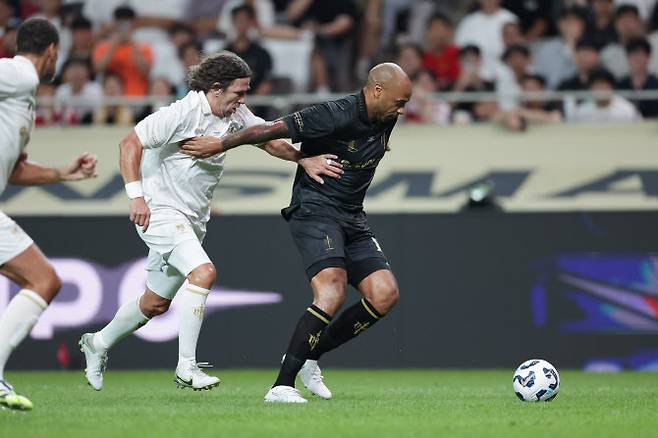 카를레스 푸욜(왼쪽)과 티에리 앙리(오른쪽)가 14일 서울월드컵경기장에서 열린 2025 넥슨 아이콘매치에서 경기하고 있다. 사진=넥슨