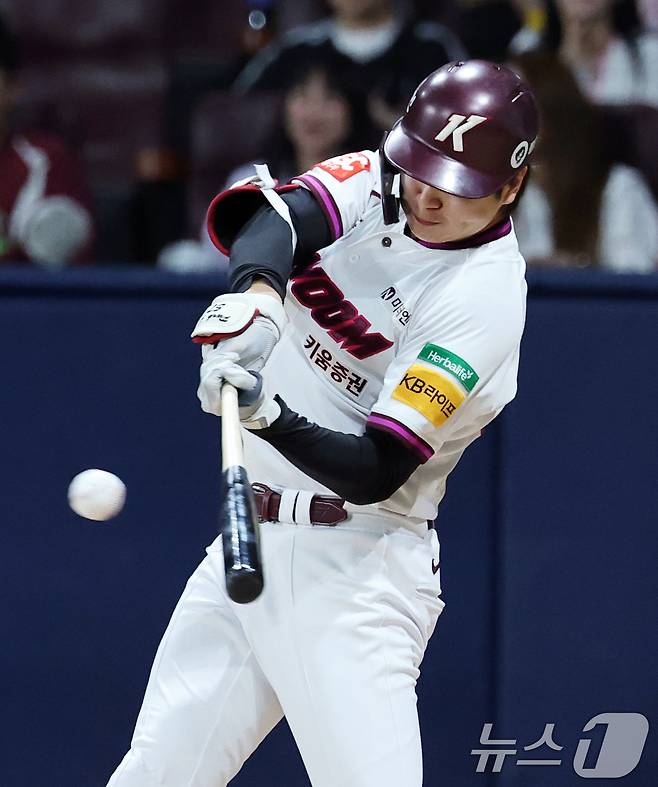 9일 오후 서울 구로구 고척스카이돔에서 열린 프로야구 '2025 신한 SOL뱅크 KBO 리그' LG 트윈스와 키움 히어로즈의 경기, 0-2로 뒤진 키움의 2회말 공격 2사 1,루 상황에서 박주홍이 1타점 적시타를 때리고 있다. 2025.9.9/뉴스1 ⓒ News1 오대일 기자