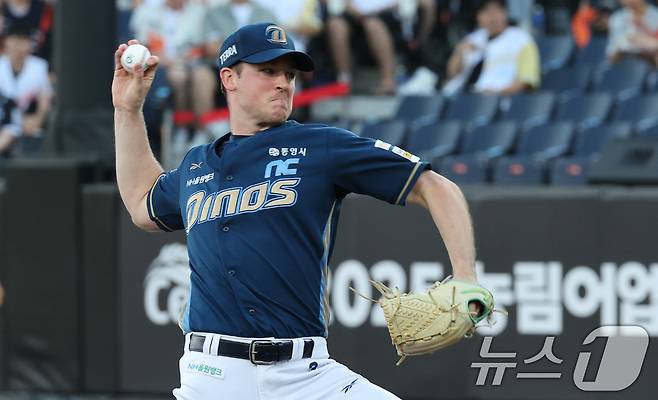 1일 오후 대전한화생명 볼파크에서 열린 프로야구 '2025 신한 SOL뱅크 KBO 리그' 한화 이글스와 NC 다이노스 경기에서 NC 선발 투수 라일리가 역투하고 있다. 2025.7.1/뉴스1 ⓒ News1 김기태 기자