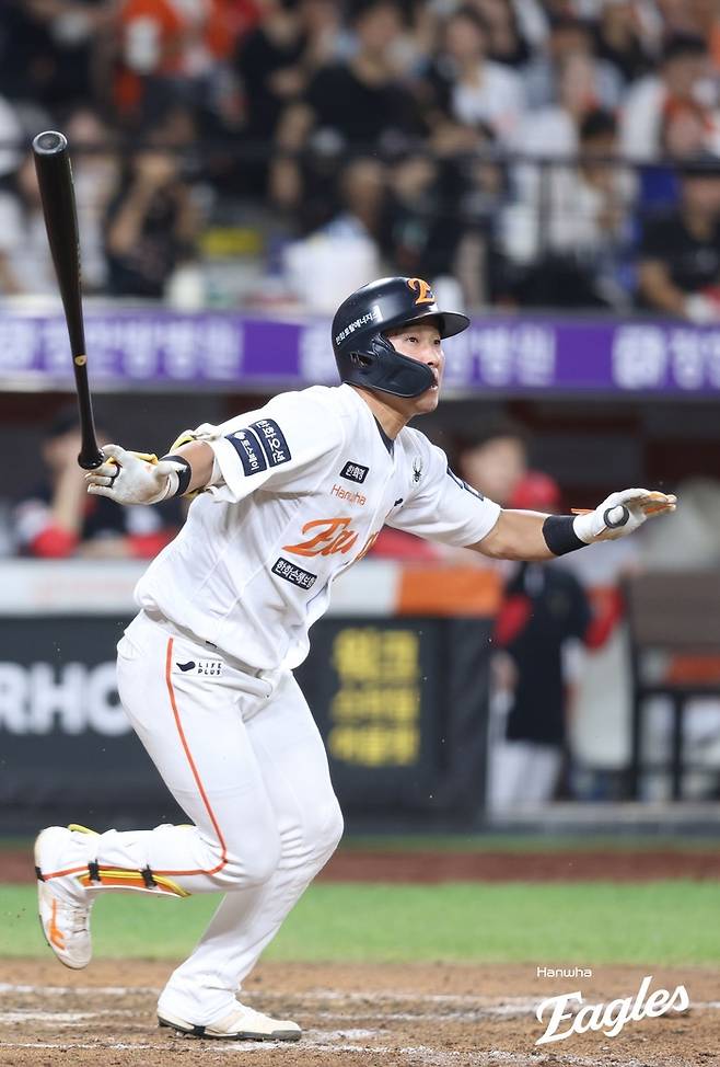 황영묵이 우익수 방면으로 타구를 보낸 뒤 타구를 바라보고 있다. 사진 | 한화 이글스