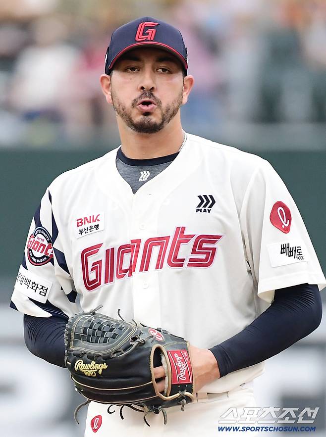 투구하고 있는 롯데 선발 벨라스케즈.