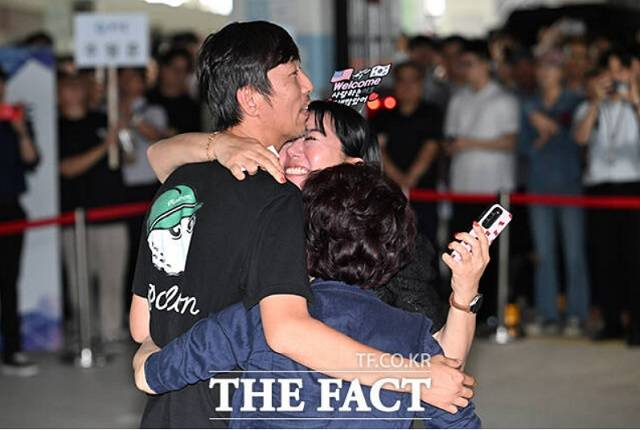 미국 조지아주 현대차그룹-LG에너지솔루션 배터리 합작 공장 건설 현장에서 구금됐다가 석방된 한국인 노동자들이 12일 오후 인천국제공항을 통해 귀국해 가족들과 인사를 나누고 있다. /인천국제공항=박헌우 기자