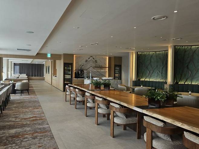호텔 최고층 30층 '웨스틴 클럽에 마련된 비즈니스 라운지. 사진=박재현 기자