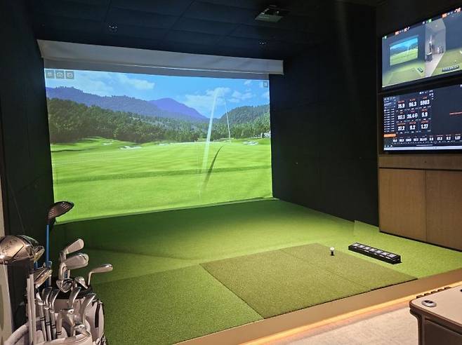 호텔 '피트니스 클럽'에 마련된 골프 연습장. 사진=박재현 기자