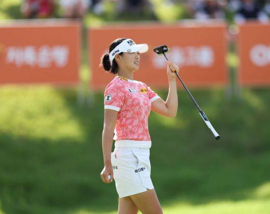 방신실이 OK저축은행 읏맨오픈 우승 직후 환호하고 있다. KLPGA