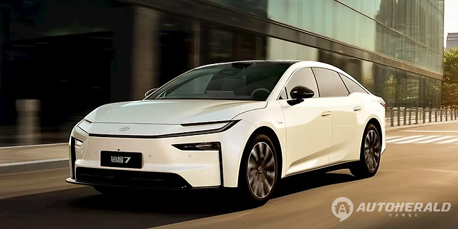 GAC-토요타가 개발한 순수 전기차 'bZ7'. 도요타의 새로운 패밀리룩 머헤드(Hammerhead) 전면부를 갖고 있다. (GAC-토요타)