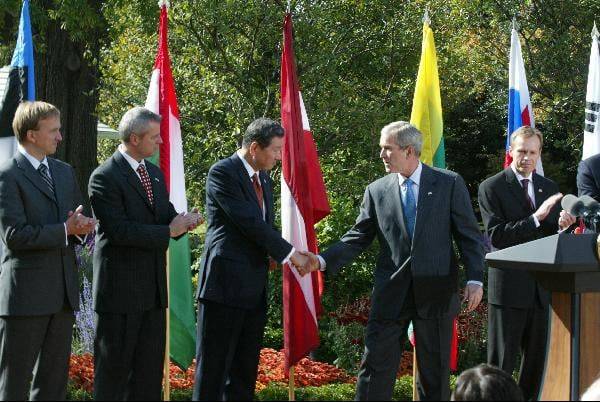 조지 부시 미국 대통령이 2008년 10월 17일 백악관 로즈가든에서 한국, 헝가리, 체코 등 7개국을 미국의 비자면제프로그램(VWP) 신규 가입국으로 발표한 후, 이태식 주미대사와 악수하고 있다./조선일보