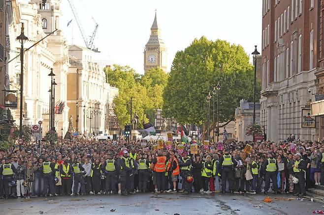 런던 도심의 반 이민 반 정부 시위에서 극우파 토미 로빈슨이 이끄는 시위대가 13일(현지시간) 행진하고 있다. AP=뉴시스