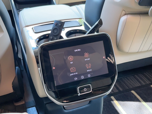 노블클라쎄 L9 2열 터치 패널. 조명, 공조, 발받침(풋레스트), 스크린 등을 조작할 수 있다. 스크린은 리모콘으로도 조작 가능하다. 장우진 기자