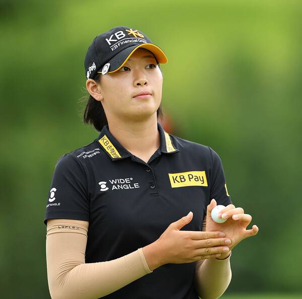 2025년 한국여자프로골프(KLPGA) 투어 OK저축은행 읏맨 오픈 우승 경쟁에 뛰어든 방신실 프로가 2라운드에서 경기하는 모습이다. 사진제공=KLPGA (사진을 무단으로 사용하지 마십시오.)