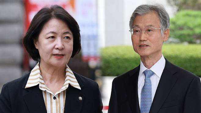추미애 국회 법제사법위원장(왼쪽)과 조희대 대법원장