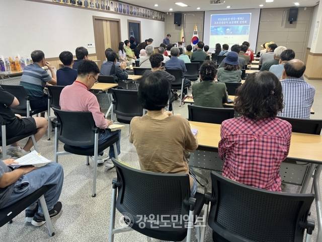 ▲ 원주지방국토관리청은 지난 11일 양양군 현북면사무소에서 지역주민과 관계자 등이 참석한 가운데 국도 59호선 연곡~현북 도로건설공사를 위한 토지 및 지장물 보상설명회를 개최했다.