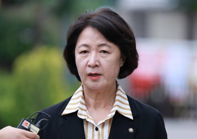 ▲ 국회 탄핵소추위원장인 추미애 법제사법위원장이 지난 9일 서울 종로구 헌법재판소 대심판정에서 열린 조지호 경찰청장 탄핵심판 사건 첫 변론기일에 출석하며 입장을 밝히고 있다.연합뉴스