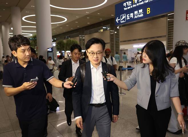 미국 현지에서 한미 관세협상 관련 후속 협의를 한 김정관 산업통상자원부 장관이 14일 오전 인천국제공항을 통해 귀국하고 있다. 연합뉴스