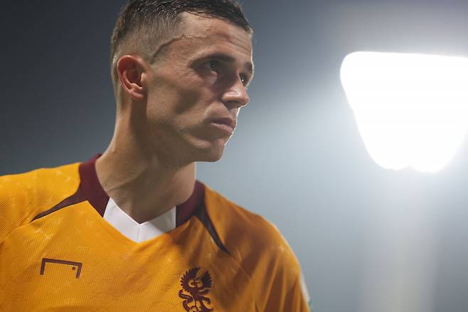 FIFA 징계위원회는 13일(한국시간) 공문을 통해 선수 등록 금지 징계를 준수하지 않은 책임을 물어 KFA와 광주에 벌금을 부과했다. 광주는 알바니아 출신 윙어 아사니(사진)를 영입할 당시 연대기여금을 납부하지 않아 선수 등록 금지 징계를 받았는데, 구단은 이를 인지하지 못하고 올해 1~3월 선수 10명을 신규 등록했다. 사진제공|한국프로축구연맹