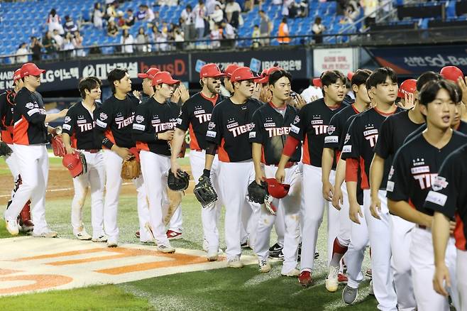 KIA 타이거즈 선수들이 13일 잠실 LG전에서 승리한 뒤 하이파이브를 하고 있다. /사진=KIA 타이거즈 제공
